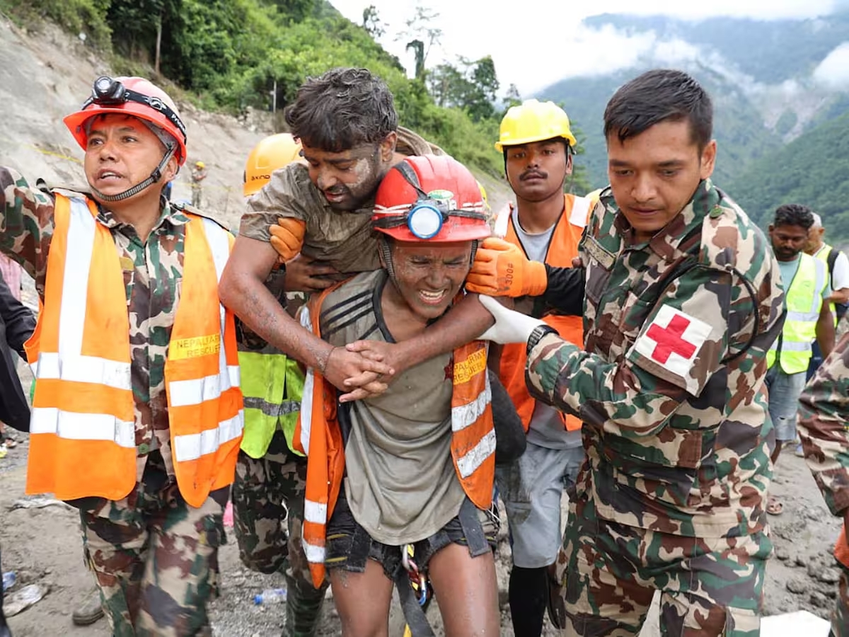 efectivos-del-ejercito-nepali-trasladando-a-un-SJ5PU2GXWBCE3BT3PBVFNE7BZY
