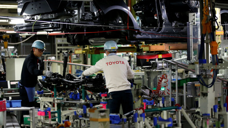 toyota-plant-worker-japan-2
