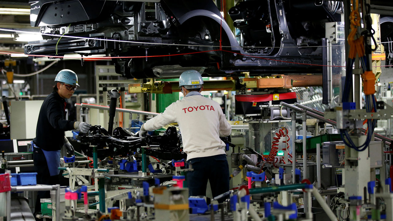 toyota-plant-worker-japan-2